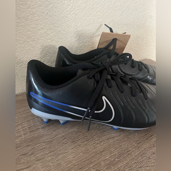 Nike Tiempo size 7. Like new, only worn once for nine minutes! Soccer cleats. - Picture 6 of 9